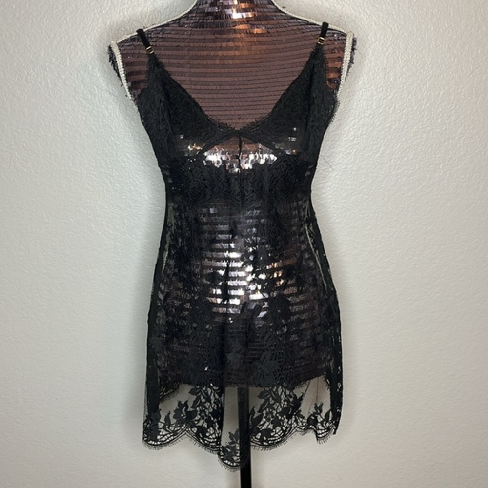 🎉HP🎉 Victoria’s Secret Unlined Stretch Lace Slip (M) - Picture 2 of 9